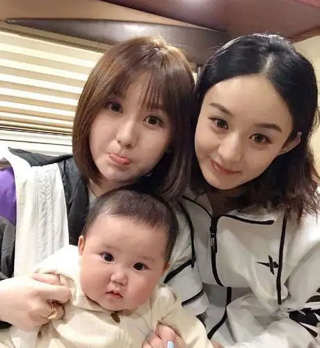 赵丽颖月子照片流出,附赵丽颖抱孩子照片,素颜也好美,超有爱!