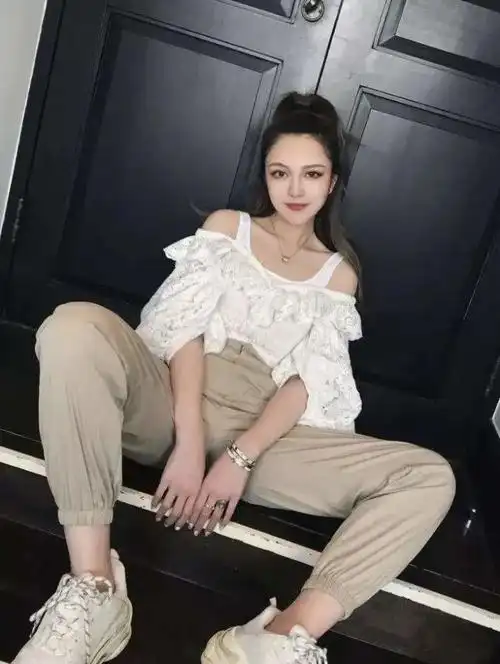 周扬青高调走机场,西装超短裙秀美腿,谁注意她无名指的戒指纹身!