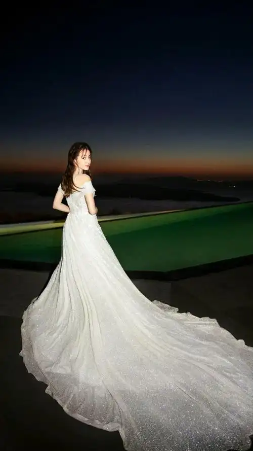 穿婚纱的热巴真的美!
