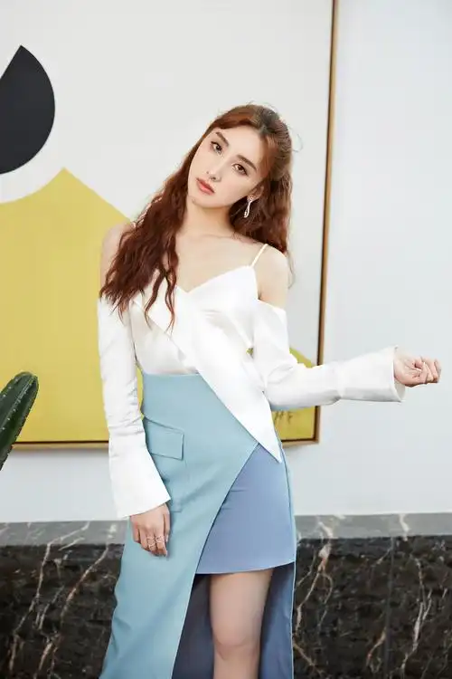 许靖韵现身夏日音乐节蓝色不规则半裙超仙气