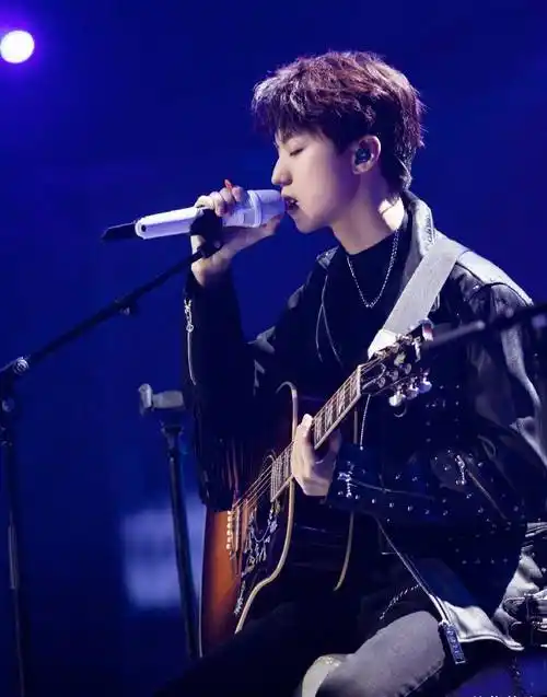 王俊凯把"混搭风"穿火了,长袖外套配短裤,帅气得让人忽略年龄