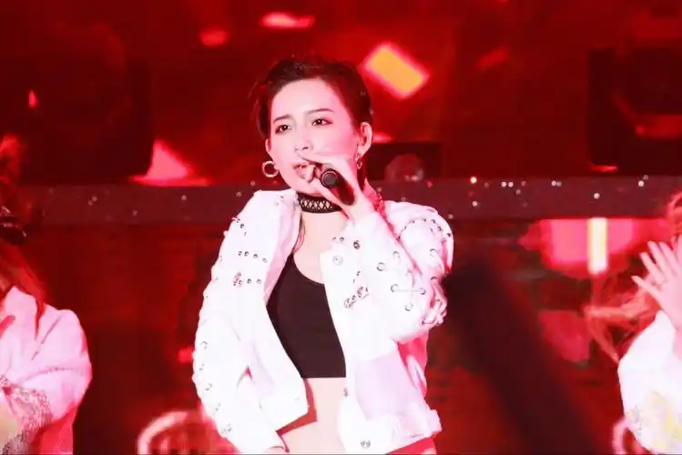 7 李斯丹妮再获最具舞台表现力艺人 大露腹肌