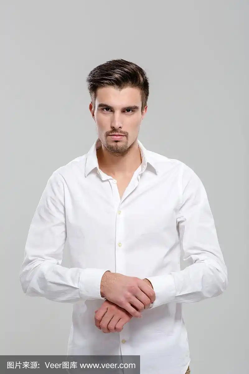 一幅帅气的穿着白衬衫的男人的肖像
