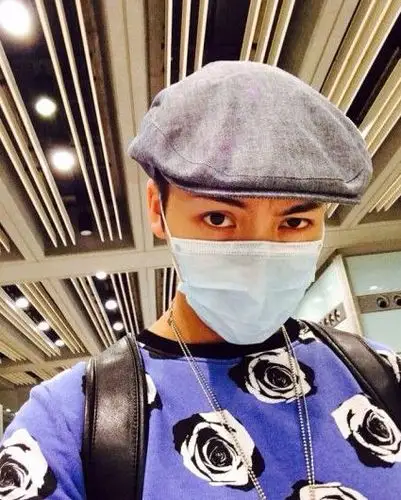 陈伟霆晒自拍照透露生病 网友称"好心疼"