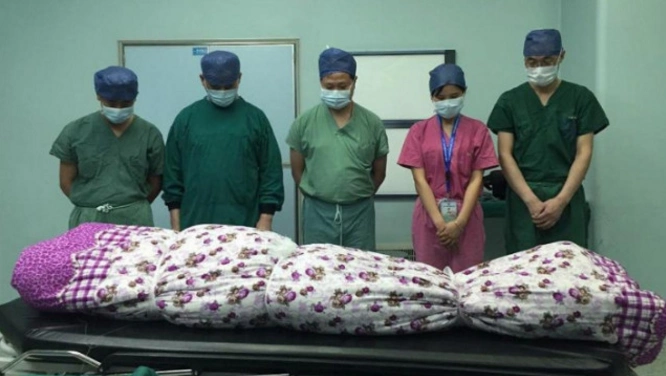 年轻女孩生下双胞胎后离世,而她做的一件事情感动了众人!