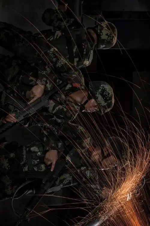 超燃武警壁纸,"八一"建军节特快专递!