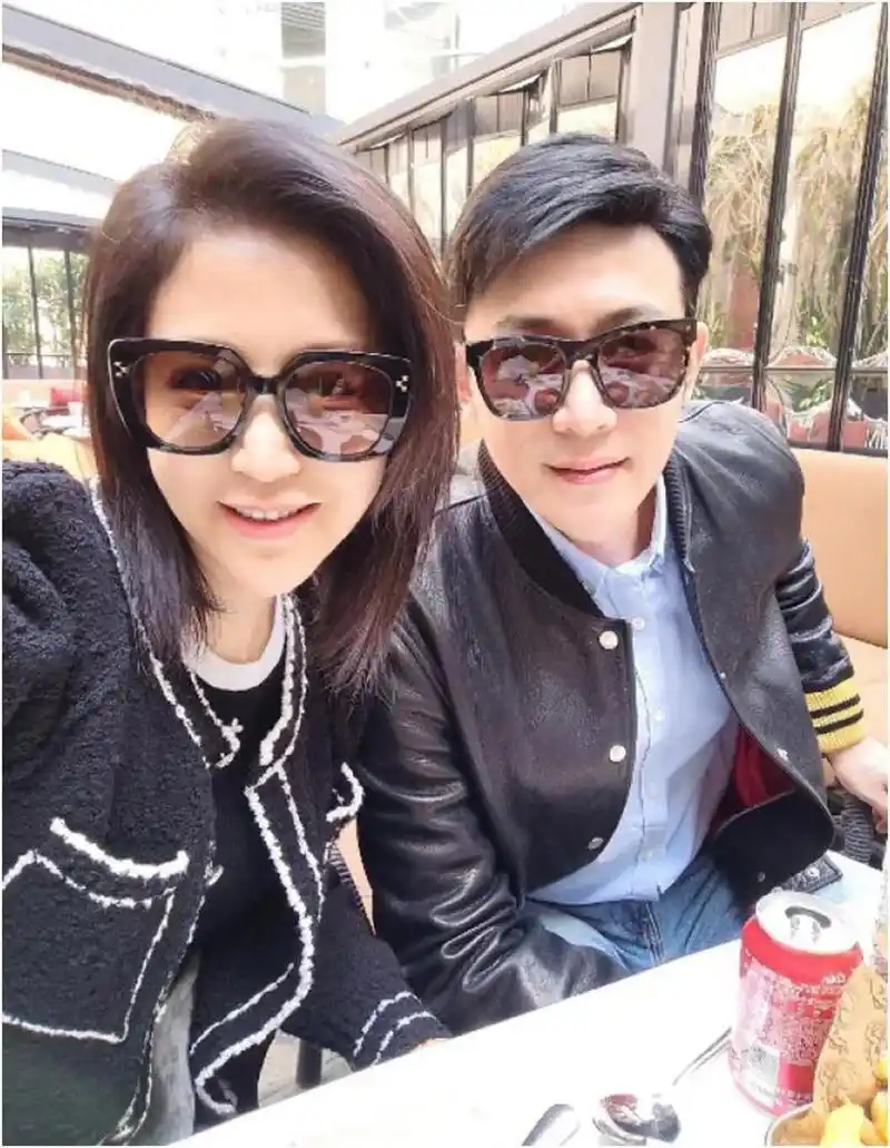 陆毅鲍蕾才是模范夫妻,一家四口颜值爆棚,两个女儿更是共用一张脸,好