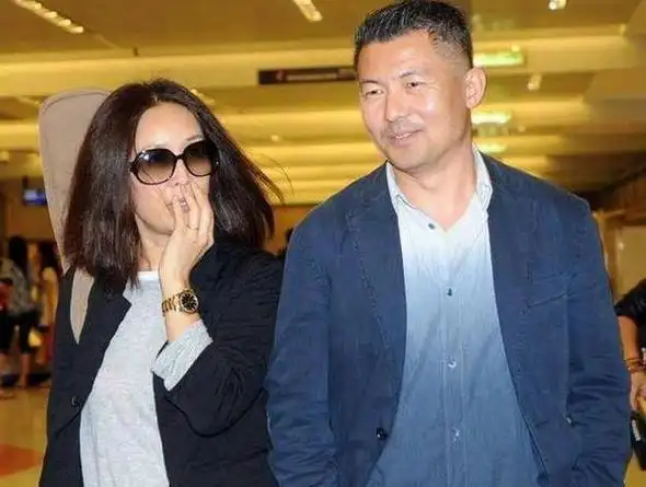 引发网友热议,高峰和现任丈夫孟桐竟然是好兄弟,让人感到意外,但那英