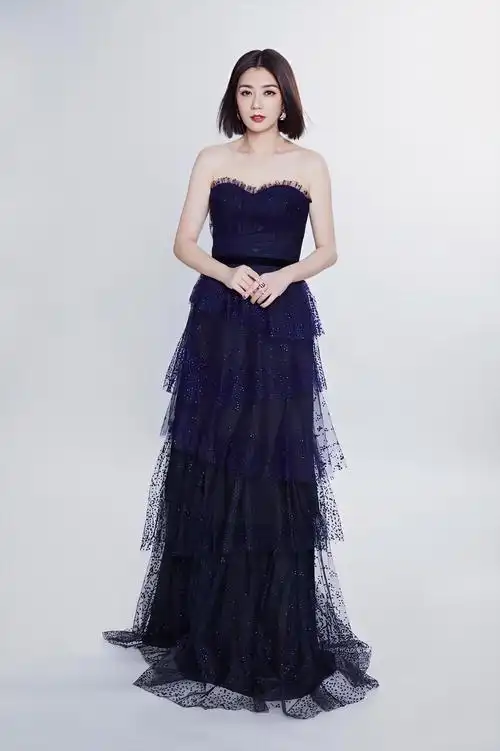 贾静雯最新造型宝蓝礼服裙配蓝宝石项链中年女性该这样搭配