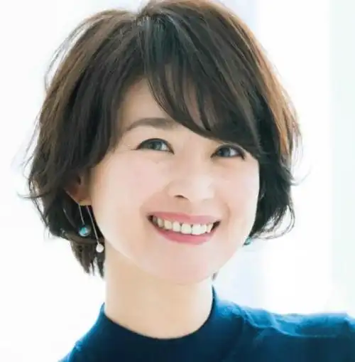 年过50的女人,留什么发型显年轻?试试这3款"短发",减龄洋气