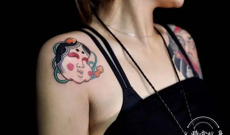 日式传统阿多福纹身图片肩部老传统纹身图案