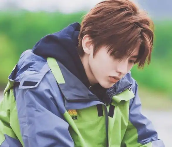 蔡徐坤肤色肤质更好,黄旭熙骨相很大气,拍硬照会更有优势