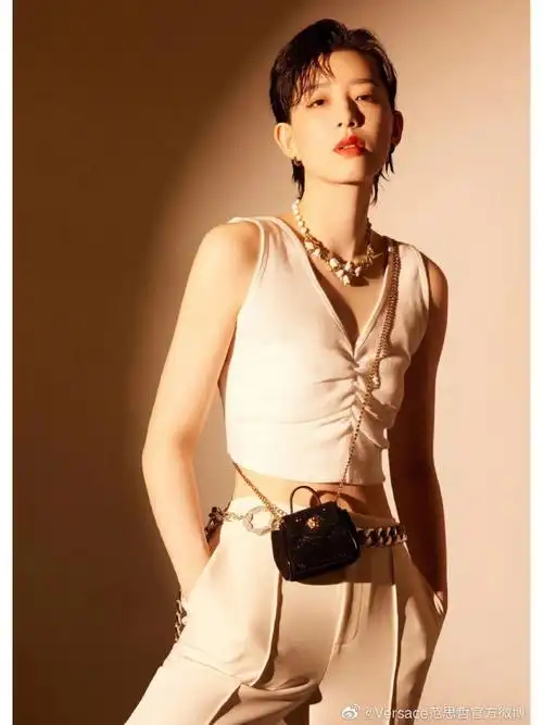 为李斯丹妮定制的银色腰带