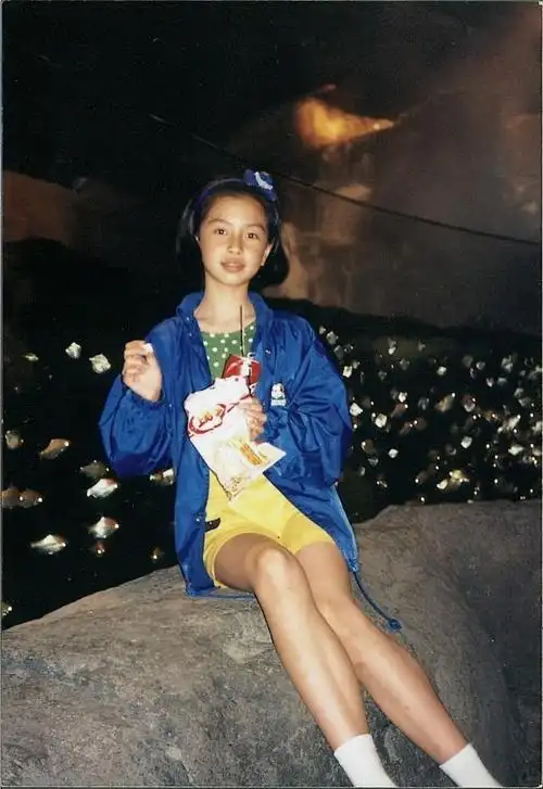 再看baby的童年照,她是一个混血小孩,与小海绵的"中国人样貌"并没有