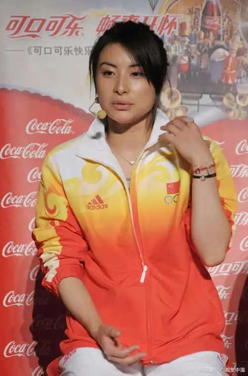 郭晶晶不愧是"千亿儿媳"!一袭露肩白裙配钻石包,美得自信从容