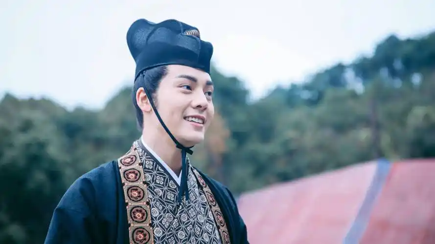 陈伟霆为拍新剧把头又剃了,硬汉外表下的温柔男子_角色_内地_小霆