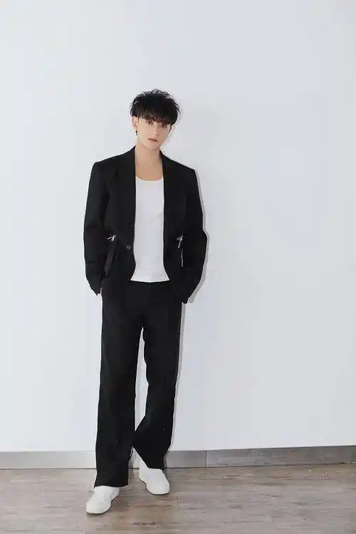 黄子韬发布黑白西装夏日写真chic风简约不失帅气