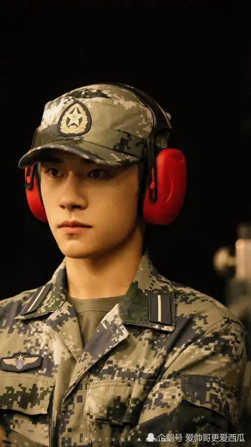 易烊千玺军装合集又正又绝肩宽腰窄军姿笔挺