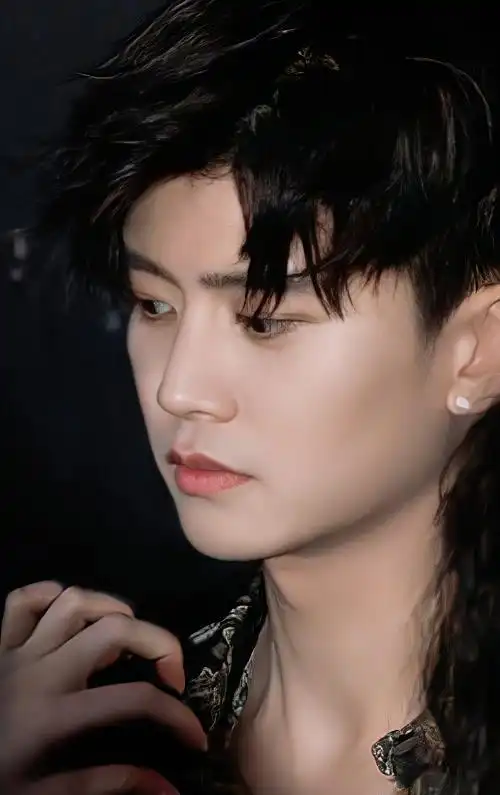 任嘉伦暮色心约罗成背头造型超酷粉丝喜欢他就像开盲盒