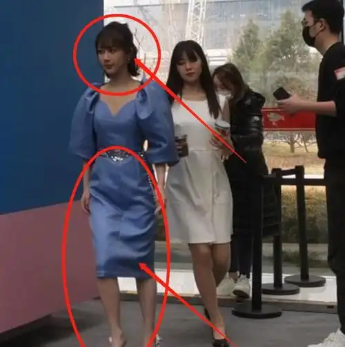 杨紫出席活动被拍无美颜镜头下又白又瘦生图却暴露真实腿围