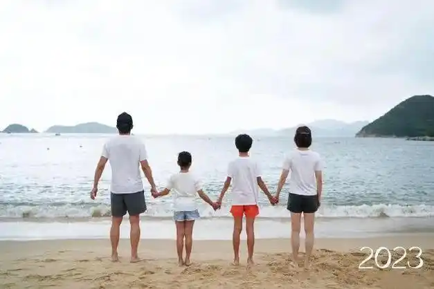 孙俪邓超一家四口海边度假背影照曝光幸福满满