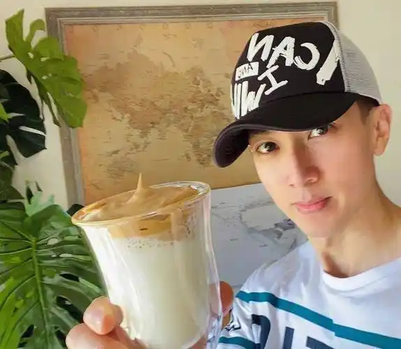 原创吴尊晒日常照一家人穿休闲装出镜温馨又幸福的画面