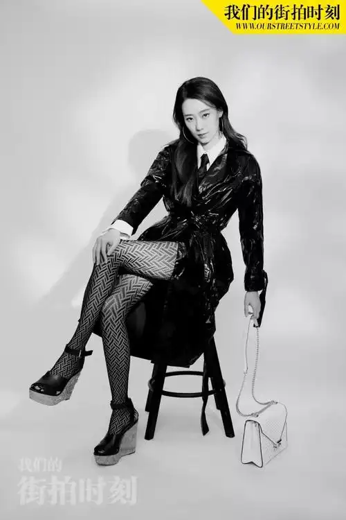 less厚底坡跟鞋,白色链条包均为:micheal kors人字纹渔网连裤丝袜