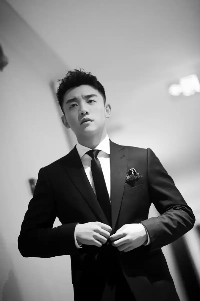 郑恺瘦了!连这么简约款的西装都穿出了男神范,魅力更强了!