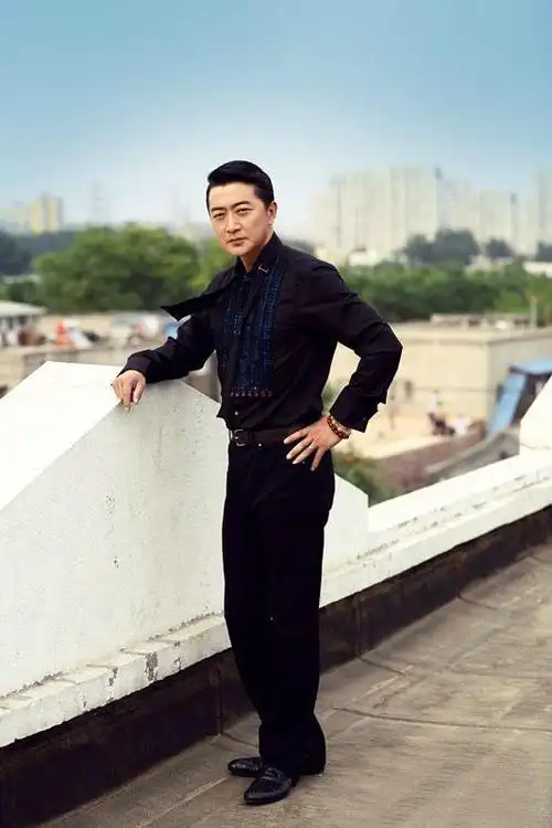 知名男星邵峰:娶百花奖得主为妻,"老婆至上"显智慧