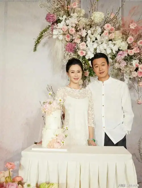 与关悦喝茶爬山看牡丹,两人合影太甜蜜|黄磊|陆毅|赵丽颖|冯绍峰|王菲