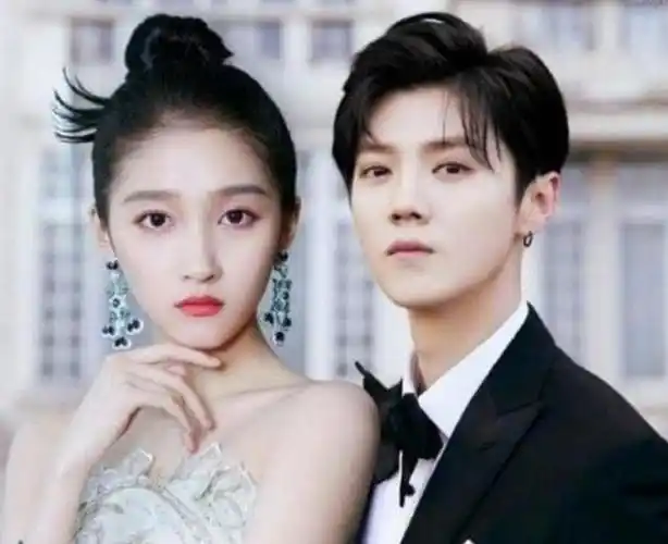 关晓彤穿婚纱高定,与鹿晗恋爱长跑七年,小腹微凸疑怀孕!