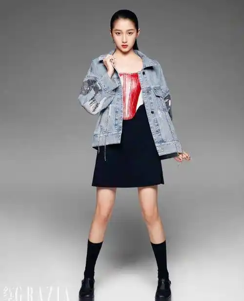 恋爱中的关晓彤气质开挂,穿马丁靴秀直线长腿,又细又长太撩人_黑色_显