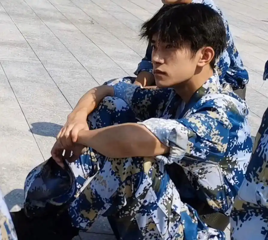 易烊千玺 #中戏2018级表演系毕业答辩 学生时代的易烊千 - 抖音