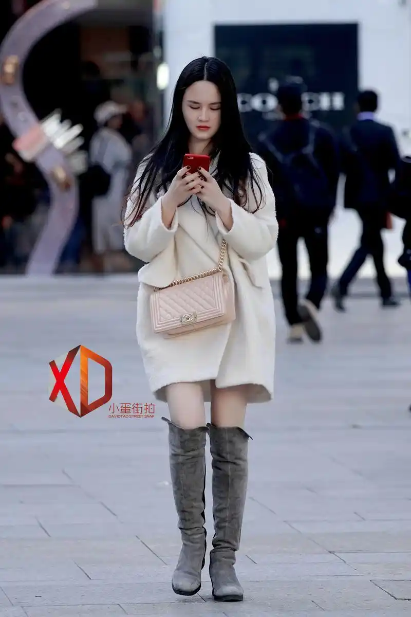 街拍成都:过膝靴和呢子大衣的搭配,大腿很性感,让冬季不再寒冷