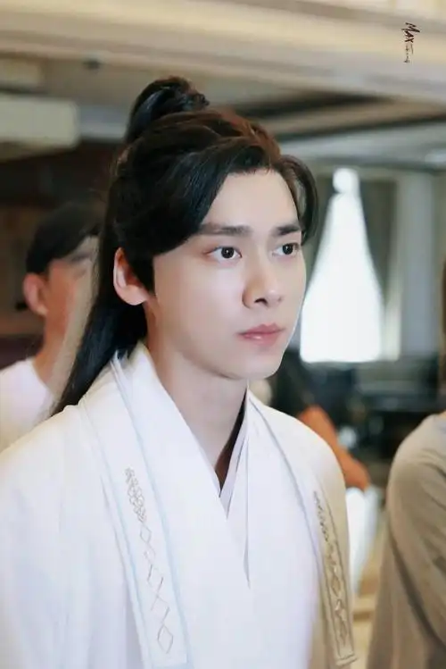 消息李易峰最后的赢家录制路透分享白衣古装扮相是仙子落入人间