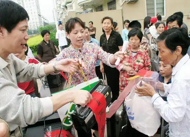 你知道吗?邻里互助不仅能帮助别人,还能提高你的幸福感!