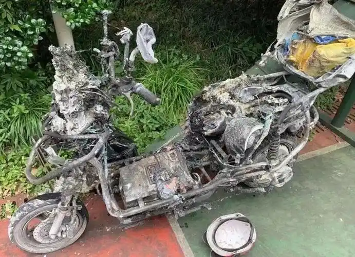 电动车骑行中烧成火球 父女俩瞬间被火吞噬 初步调查:锂电池爆炸