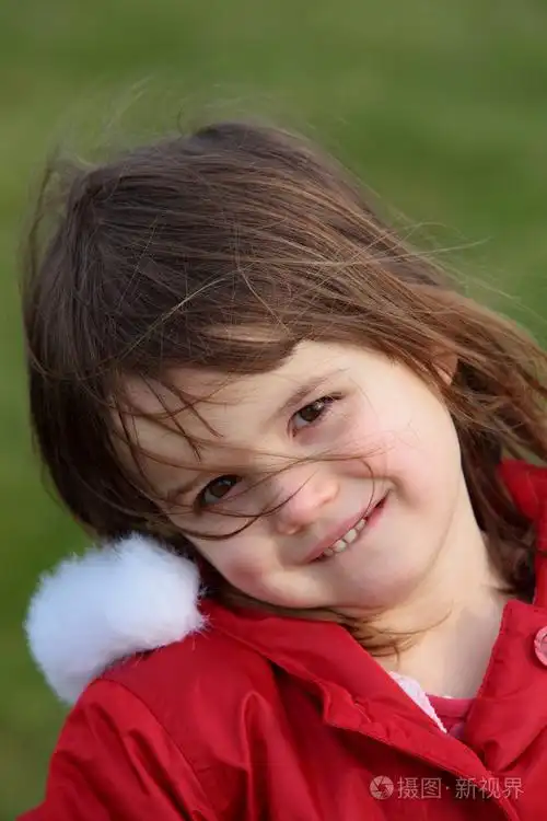 3漂亮的小女孩带着相机开心地笑