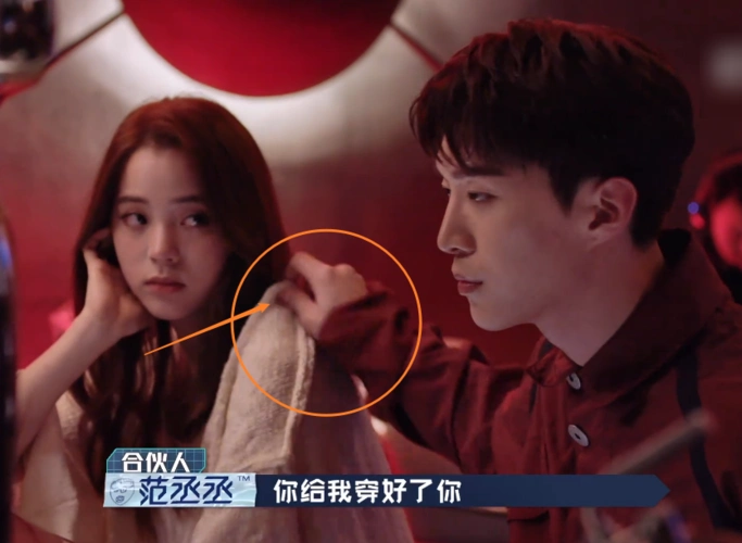 范丞丞和欧阳娜娜拍mv,牵手搂腰互动亲密,不合作偶像剧很难收场_腾讯