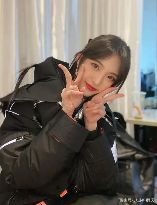 郑乃馨晒自拍,身后一白色物品成亮点,看清是啥:你可是个女偶像