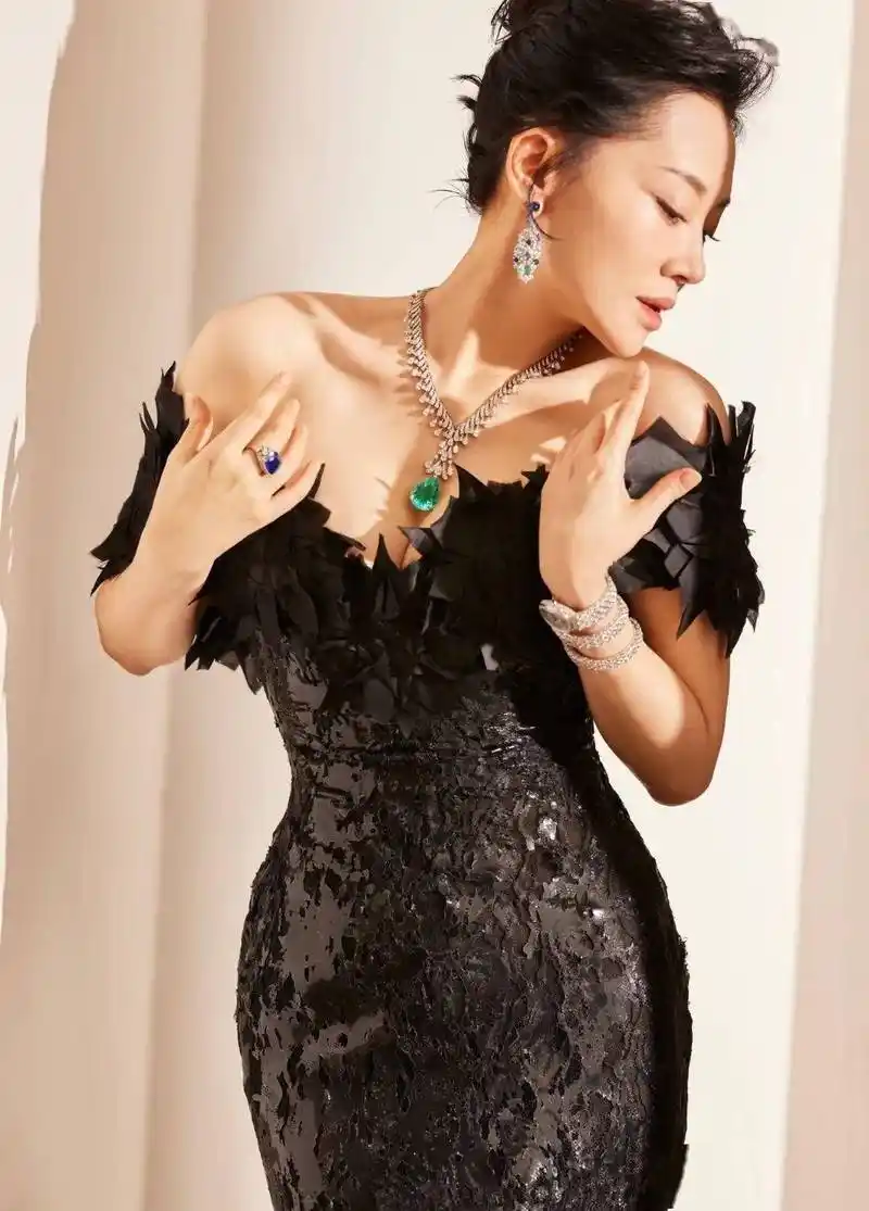 许晴与杨洋玩自拍,紧身裙秀蜂腰v领显惊艳身材,52岁宛若少女