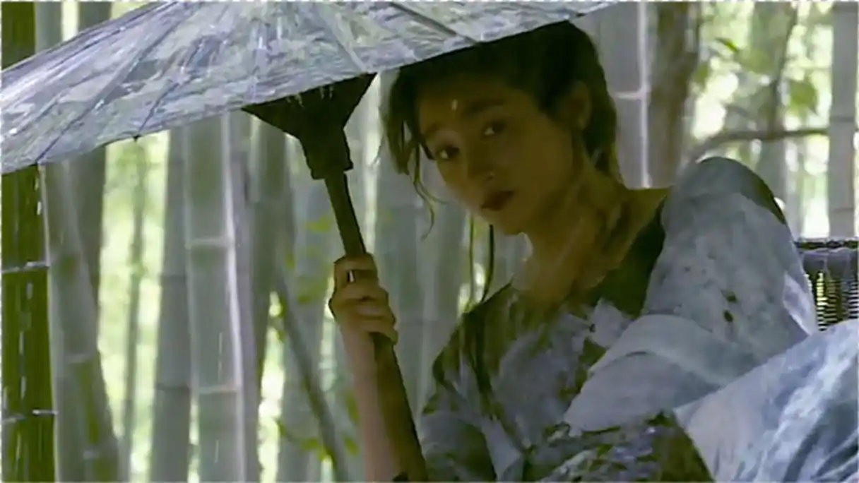 关晓彤绝美雨中撑伞镜头要是没删可能成为经典了被她惊艳到了