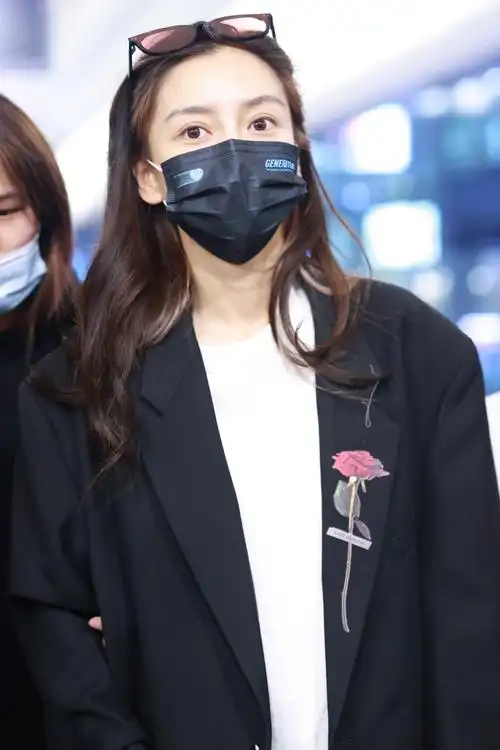 1/62021年4月23日,上海,杨颖现身机场.杨颖