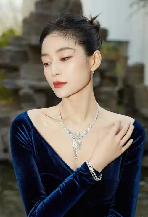 女星王媛可戴银钻颈链拍写真,腰围收窄凸显苗条身材,艳美绝俗_活动