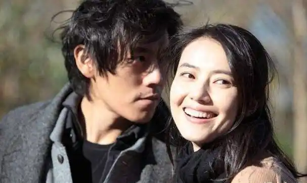 章子怡调侃秦昊,意外曝光20年隐秘同学情,曾低调护航伊能静产女_因为