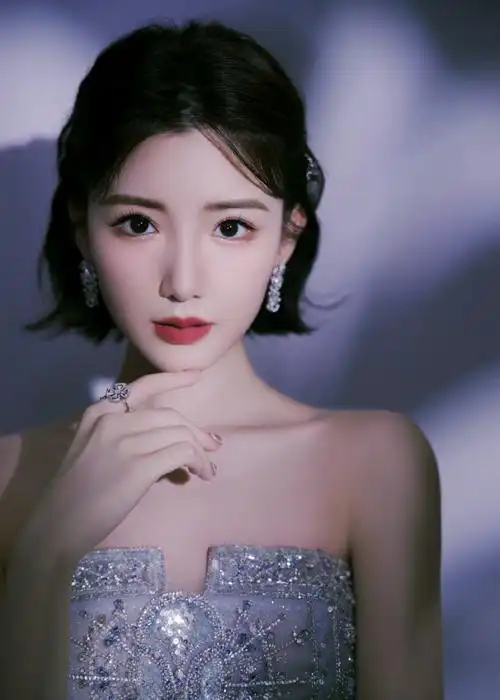 毛晓彤银色羽毛梦幻蓬蓬裙红毯造型##2023网络视听盛典鹅厂红毯秀