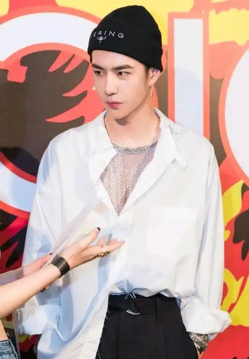 王一博太喜欢戴帽子了!这个美妆蛋博的图你看过了吗?