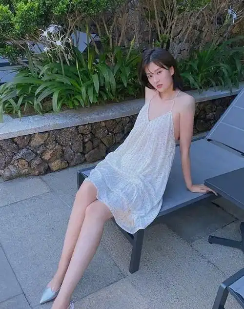 乔欣泳装照身穿吊带背部镂空