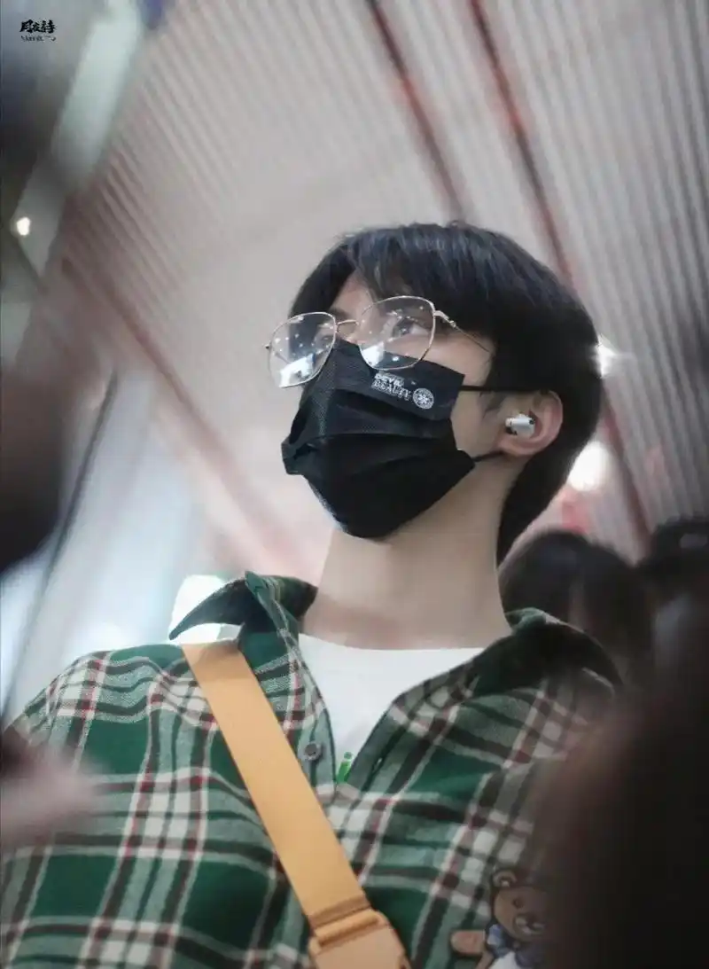 刘耀文|2020年冬天12月13日.身份证被工作人员弄丢. - 抖音