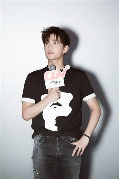 杨洋身着neilbarrett2017秋冬系列亮相三生三世十里桃花长沙发布会